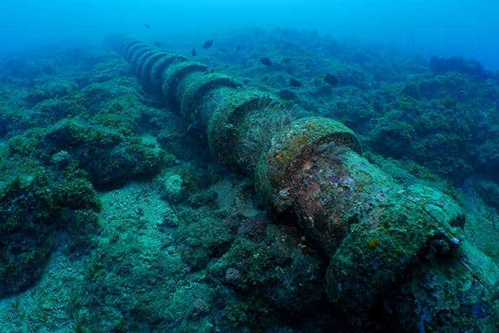 Water pipe fixed to the bottom of the seabed